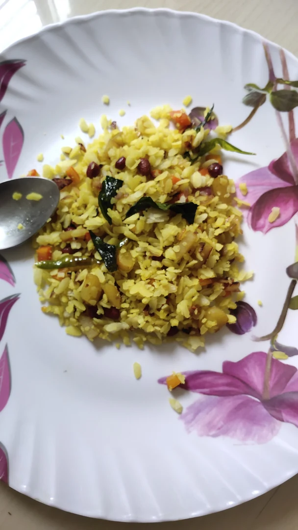 सब्ज़ियों के साथ भारतीय पोहा